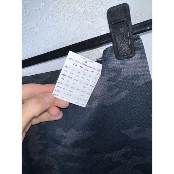 SPANX High Waist Black Camo Seamless Look-At-Me Now Leggings Small NWTS 1D - Picture 6 of 9